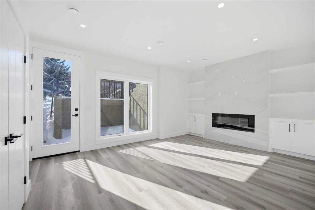 8520 33 Avenue Nw, Calgary, AB - Indoor With Fireplace
