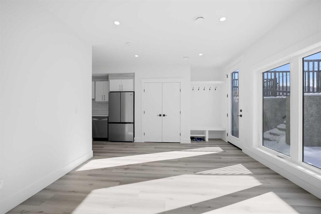 8520 33 Avenue Nw, Calgary, AB - Indoor Photo Showing Other Room