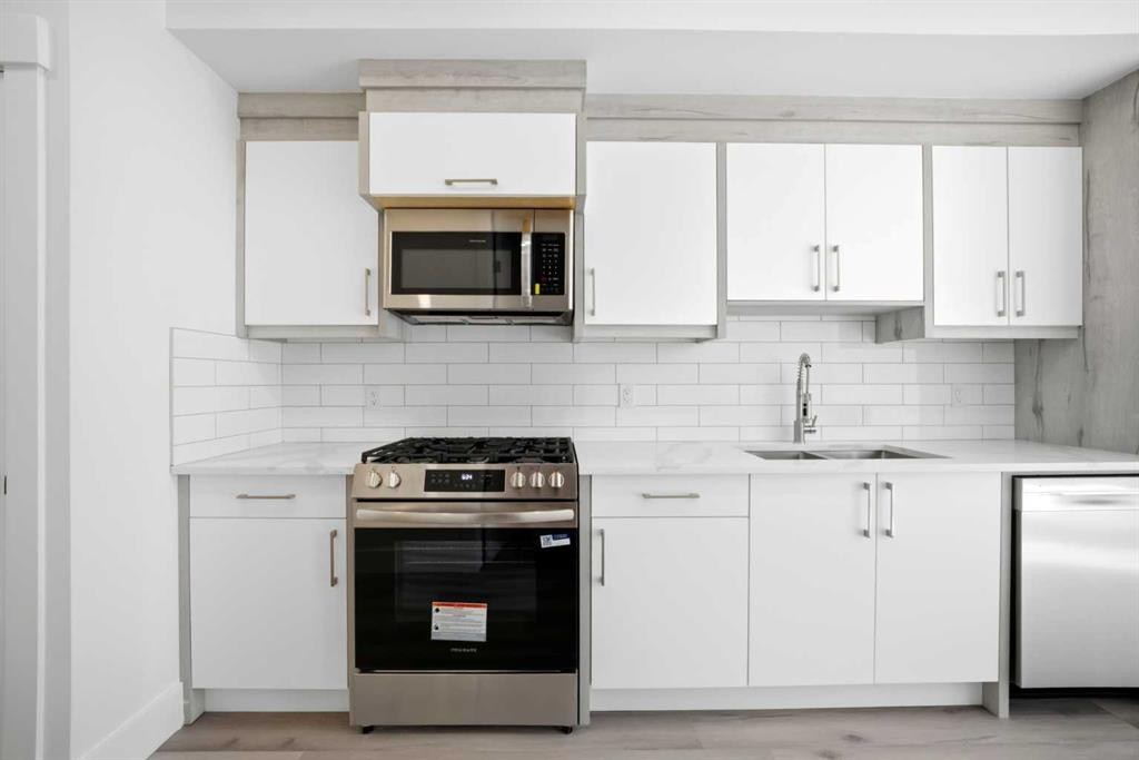 8520 33 Avenue Nw, Calgary, AB - Indoor Photo Showing Kitchen With Double Sink With Upgraded Kitchen