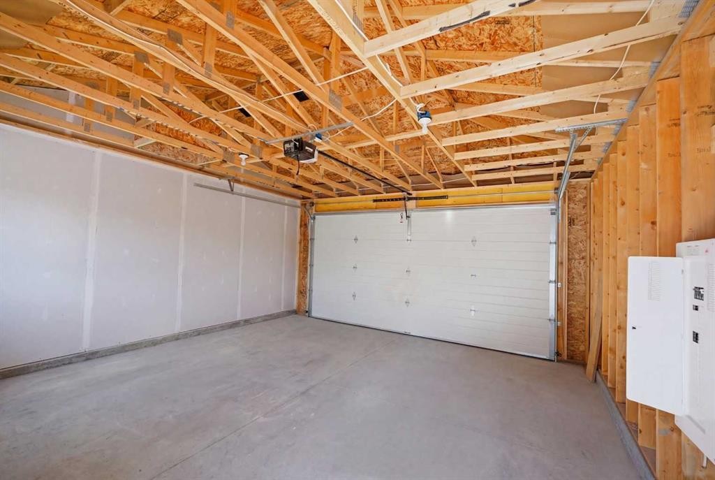 8520 33 Avenue Nw, Calgary, AB - Indoor Photo Showing Garage