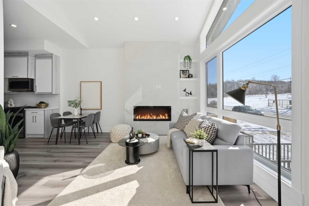 8520 33 Avenue Nw, Calgary, AB - Indoor With Fireplace