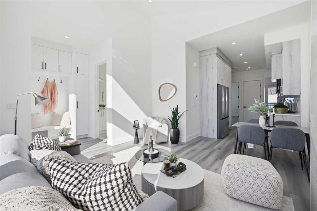 8520 33 Avenue Nw, Calgary, AB - Indoor