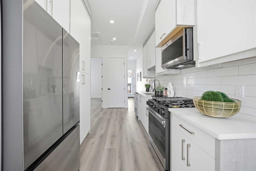 8520 33 Avenue Nw, Calgary, AB - Indoor Photo Showing Kitchen With Upgraded Kitchen