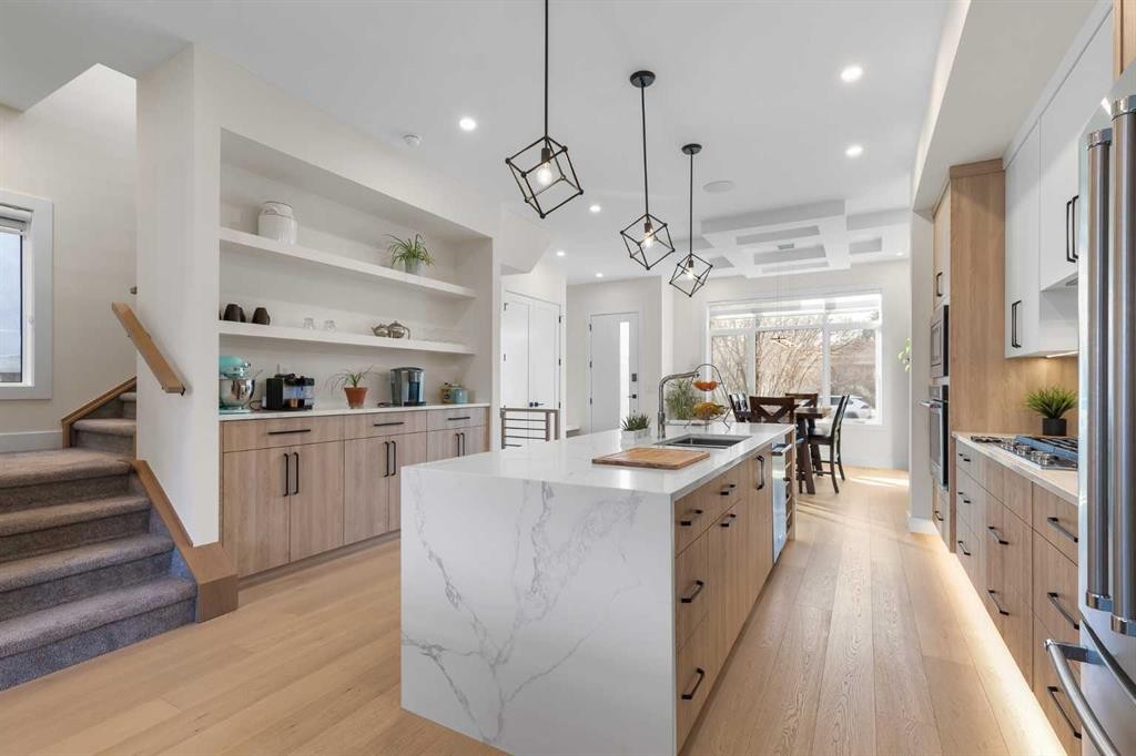 2520 Cochrane Road Nw, Calgary, AB - Indoor Photo Showing Kitchen With Upgraded Kitchen