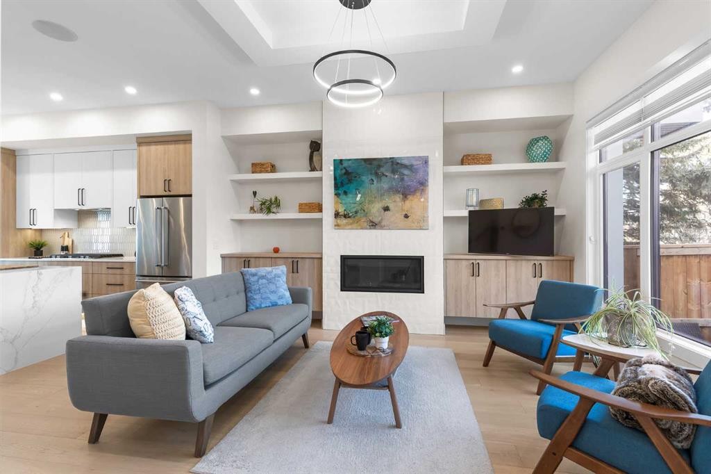 2520 Cochrane Road Nw, Calgary, AB - Indoor Photo Showing Living Room