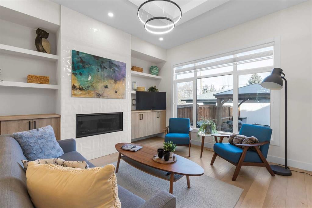 2520 Cochrane Road Nw, Calgary, AB - Indoor Photo Showing Living Room With Fireplace