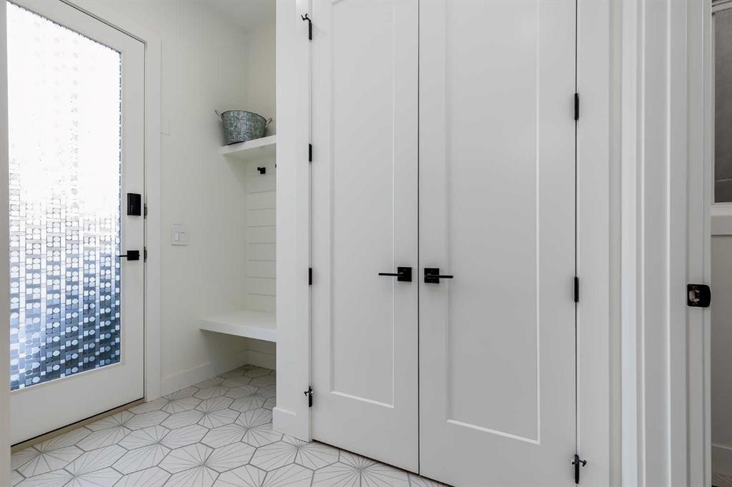 2520 Cochrane Road Nw, Calgary, AB - Indoor Photo Showing Other Room