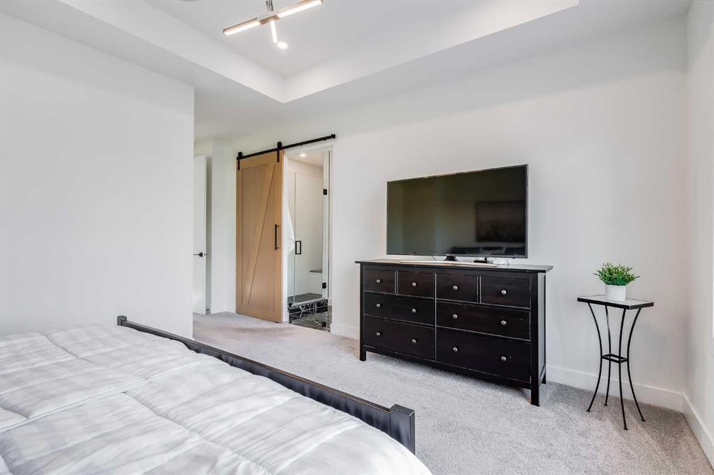 2520 Cochrane Road Nw, Calgary, AB - Indoor Photo Showing Bedroom