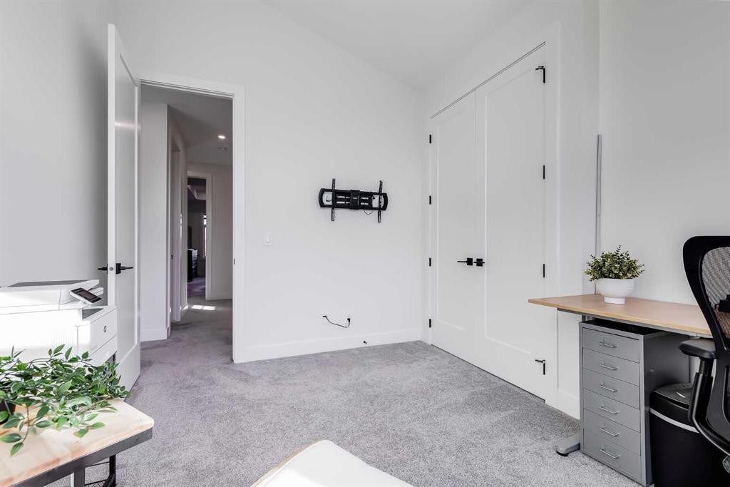 2520 Cochrane Road Nw, Calgary, AB - Indoor Photo Showing Other Room