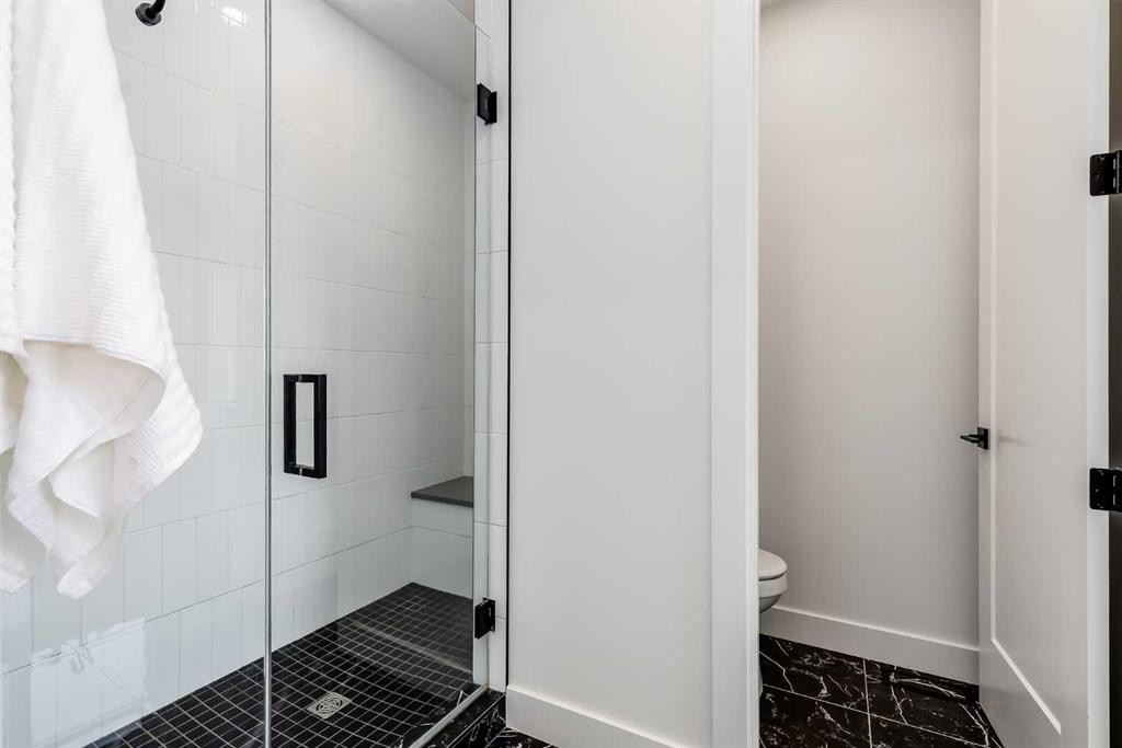 2520 Cochrane Road Nw, Calgary, AB - Indoor Photo Showing Bathroom