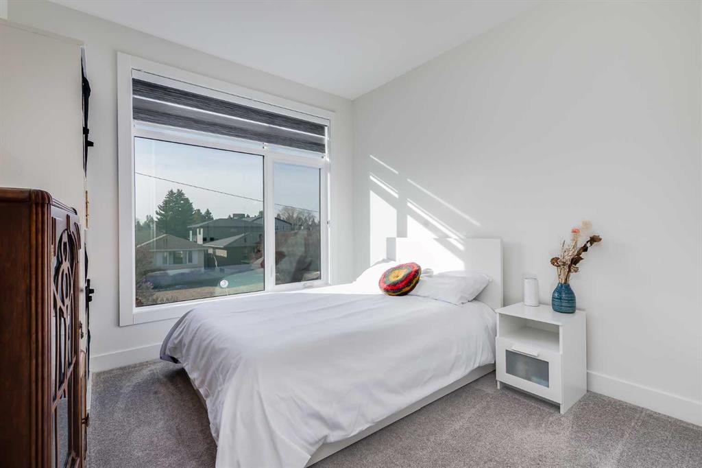 2520 Cochrane Road Nw, Calgary, AB - Indoor Photo Showing Bedroom