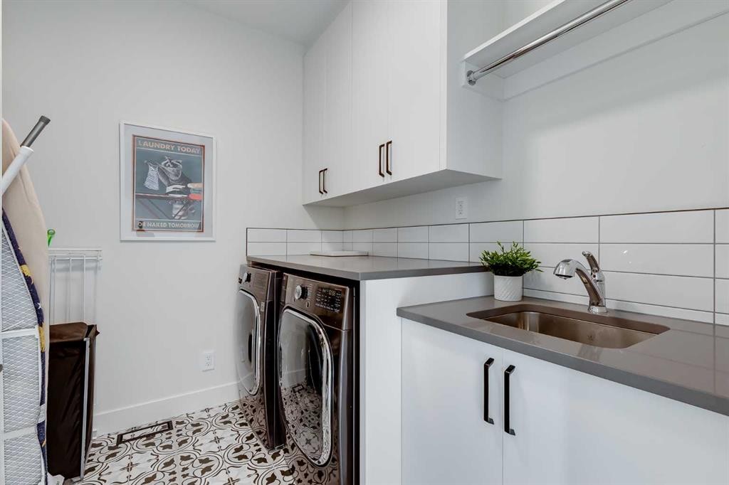 2520 Cochrane Road Nw, Calgary, AB - Indoor Photo Showing Laundry Room