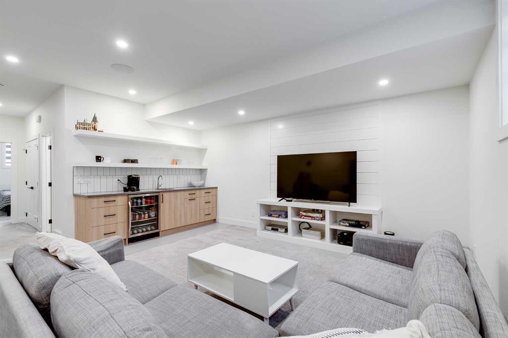 2520 Cochrane Road Nw, Calgary, AB - Indoor Photo Showing Living Room