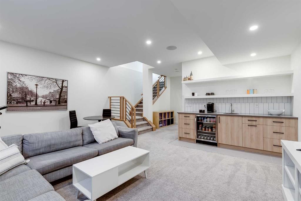 2520 Cochrane Road Nw, Calgary, AB - Indoor Photo Showing Living Room