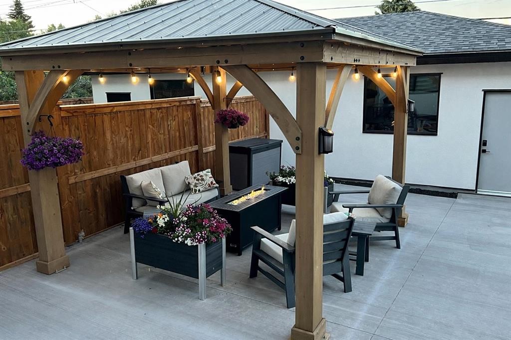 2520 Cochrane Road Nw, Calgary, AB - Outdoor With Exterior