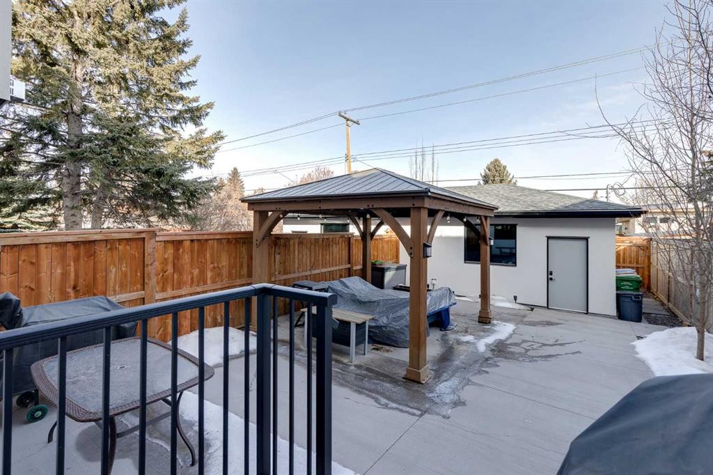 2520 Cochrane Road Nw, Calgary, AB - Outdoor