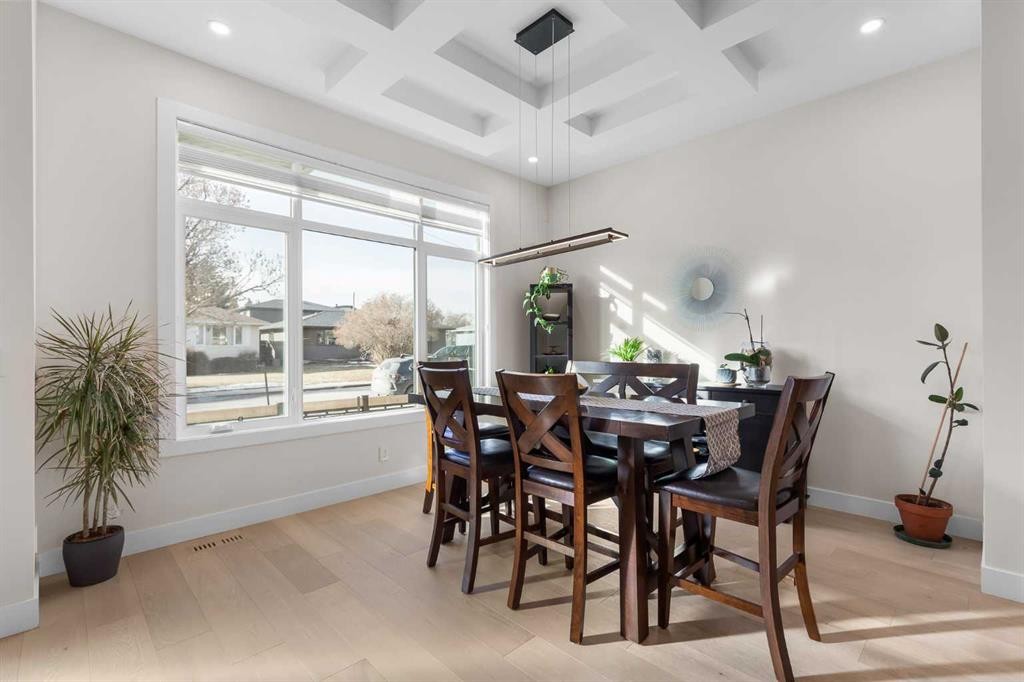 2520 Cochrane Road Nw, Calgary, AB - Indoor Photo Showing Dining Room