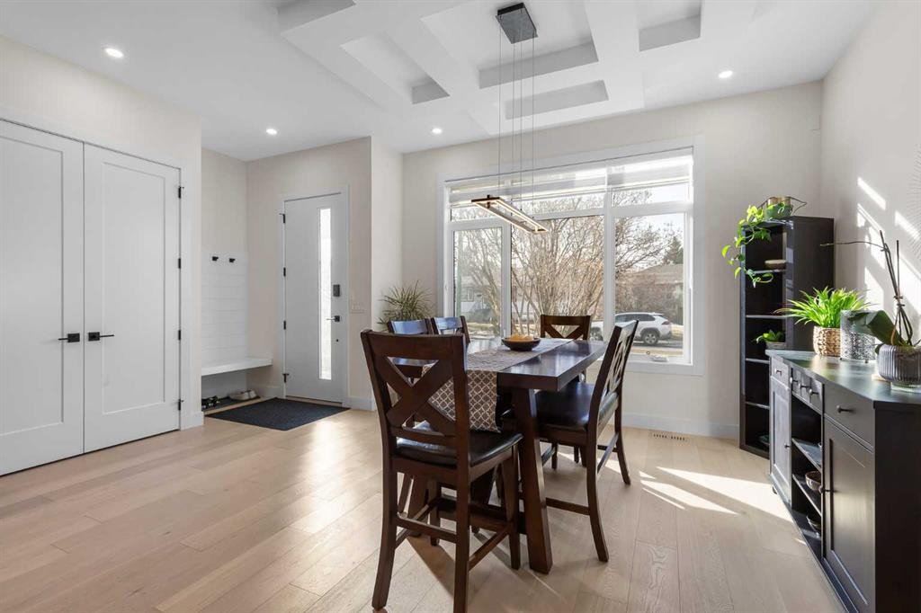 2520 Cochrane Road Nw, Calgary, AB - Indoor Photo Showing Dining Room