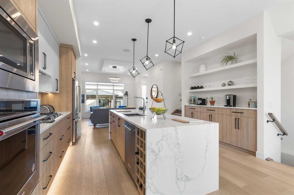 2520 Cochrane Road Nw, Calgary, AB - Indoor Photo Showing Kitchen With Upgraded Kitchen