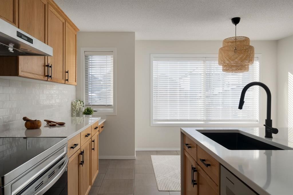 641 Evermeadow Road Sw, Calgary, AB - Indoor Photo Showing Kitchen