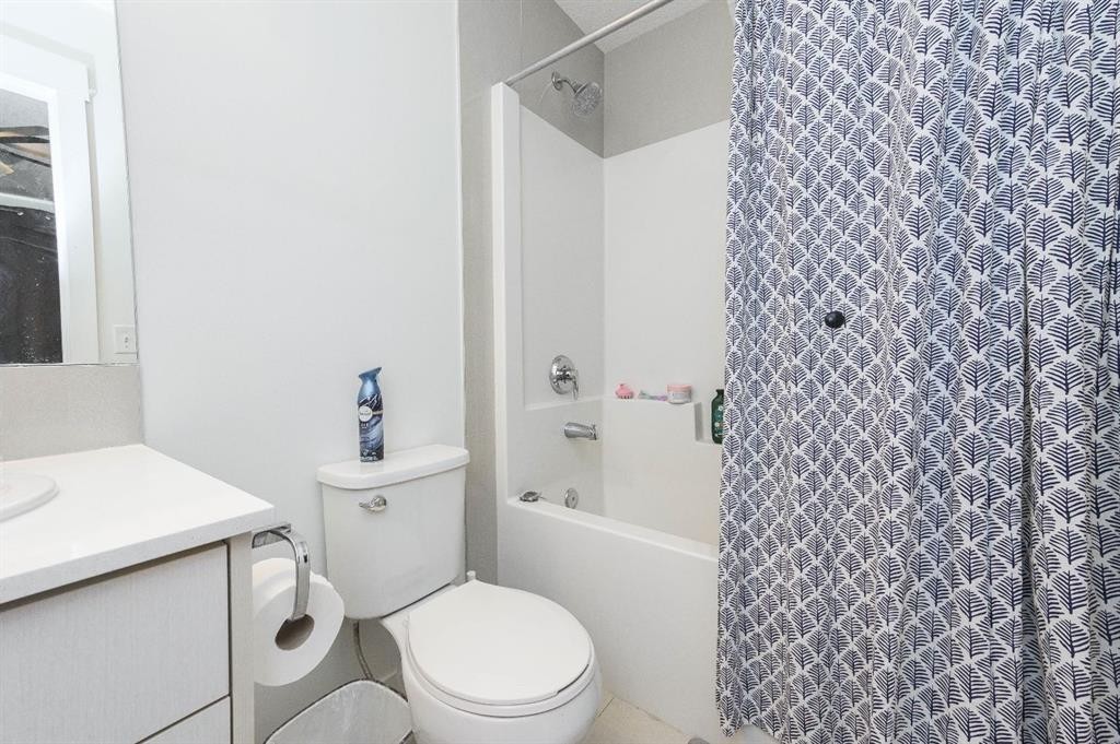 59-111 Rainbow Falls Gate, Chestermere, AB - Indoor Photo Showing Bathroom