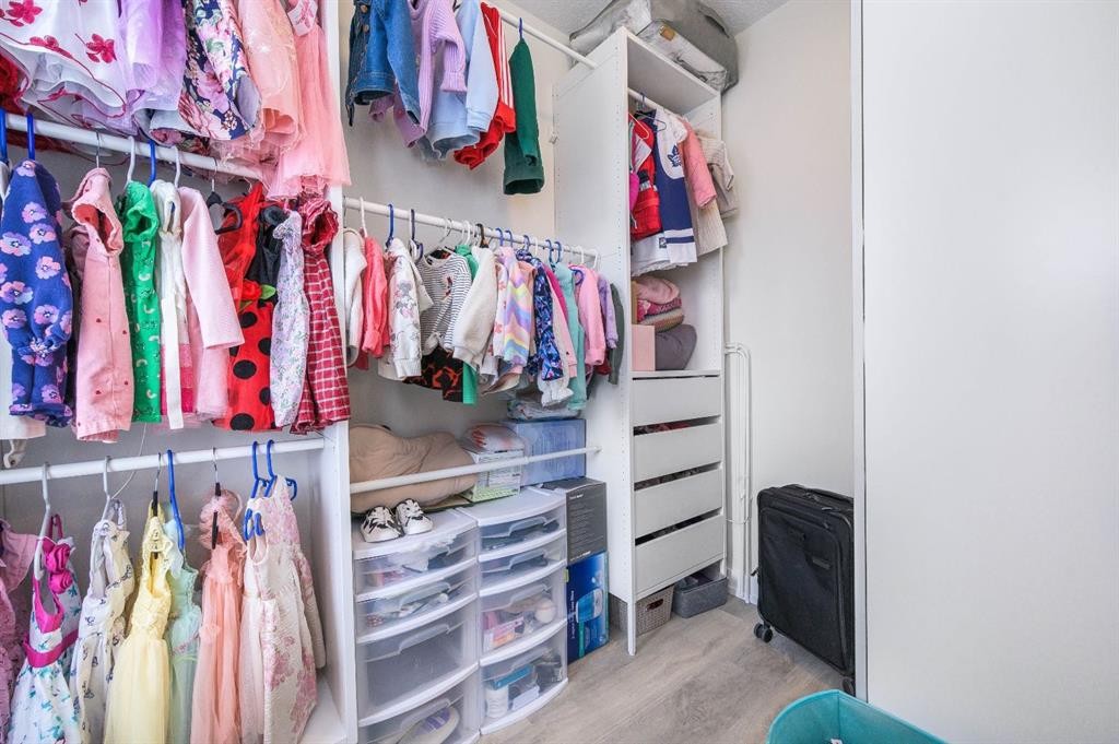 59-111 Rainbow Falls Gate, Chestermere, AB - Indoor With Storage