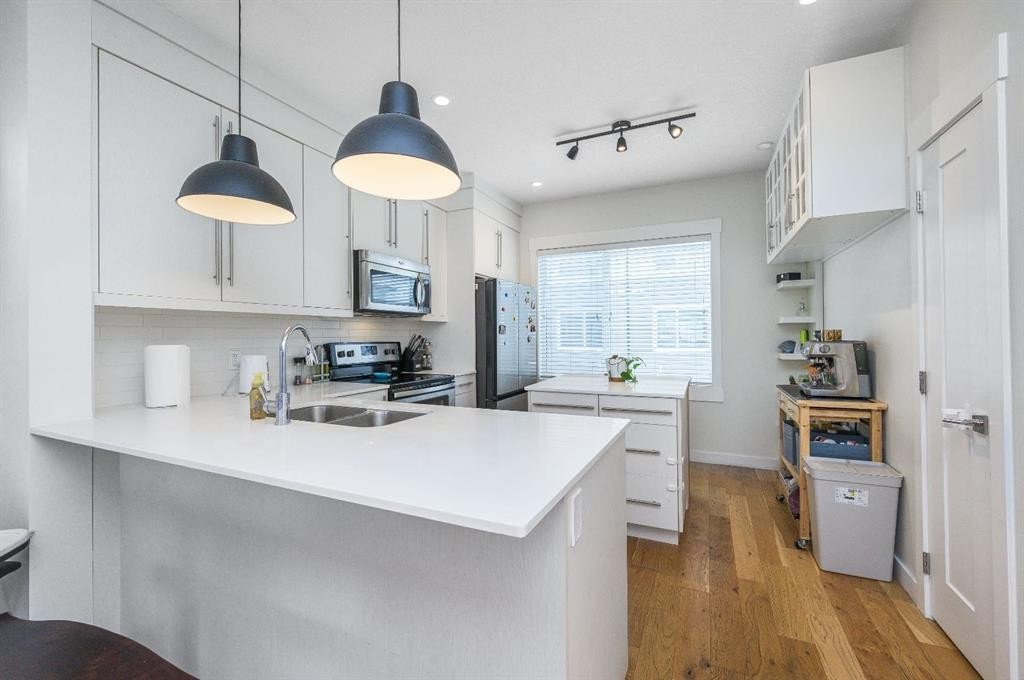 59-111 Rainbow Falls Gate, Chestermere, AB - Indoor Photo Showing Kitchen With Double Sink With Upgraded Kitchen