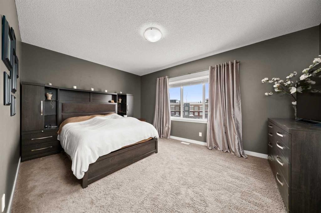 49 Evansview Manor Nw, Calgary, AB - Indoor Photo Showing Bedroom