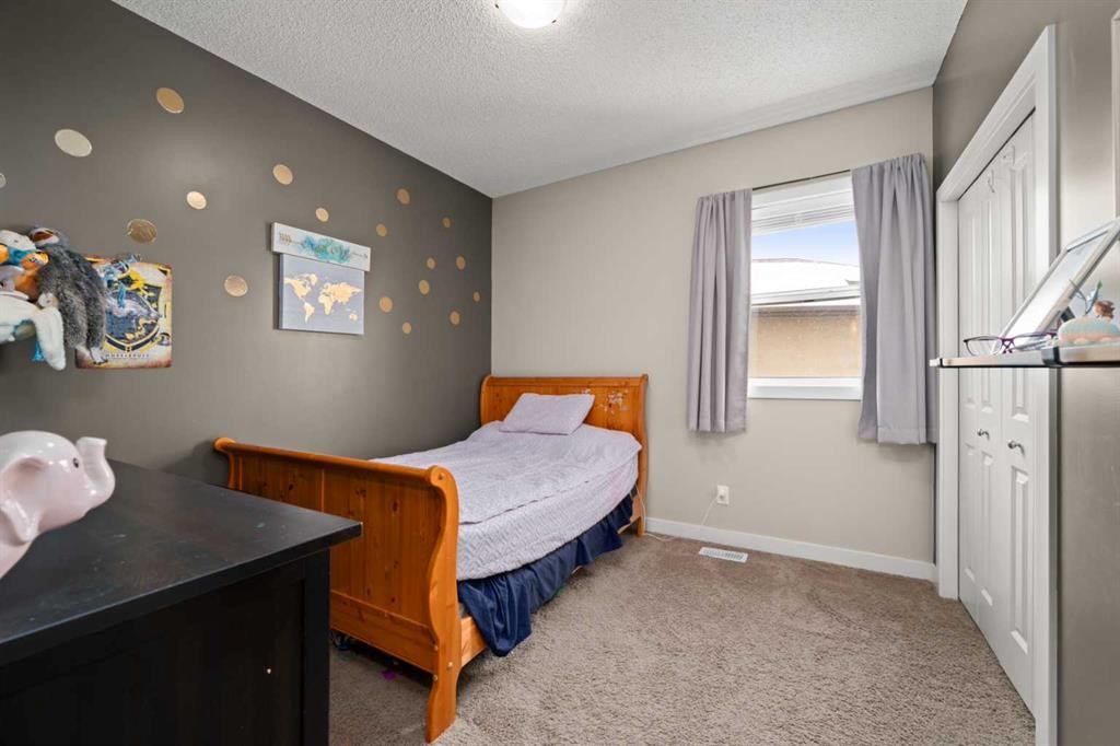 49 Evansview Manor Nw, Calgary, AB - Indoor Photo Showing Bedroom