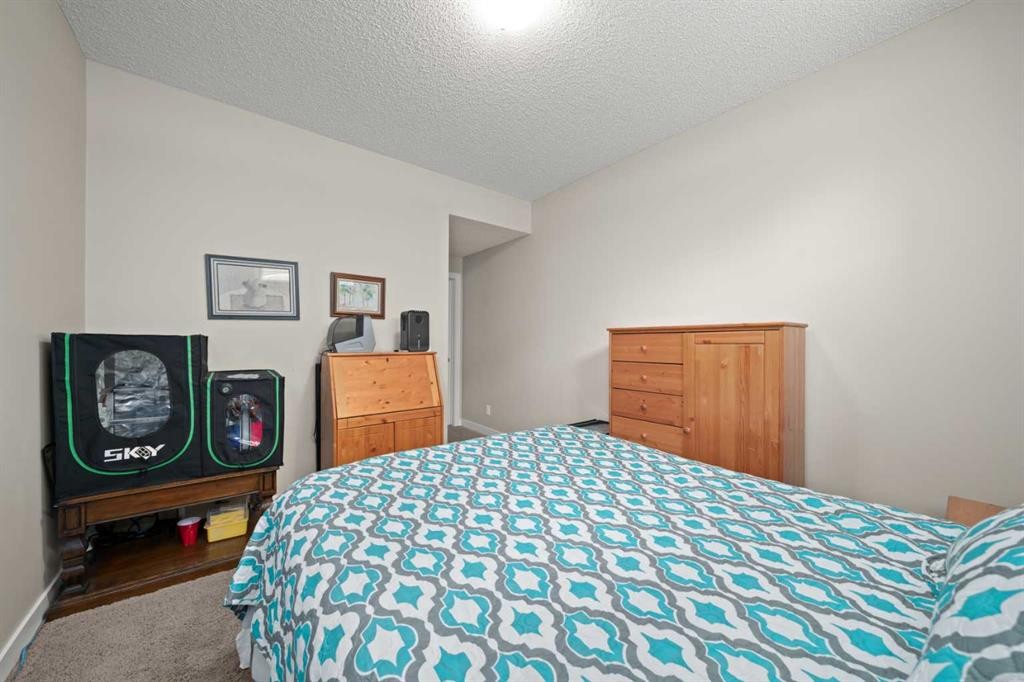 49 Evansview Manor Nw, Calgary, AB - Indoor Photo Showing Bedroom