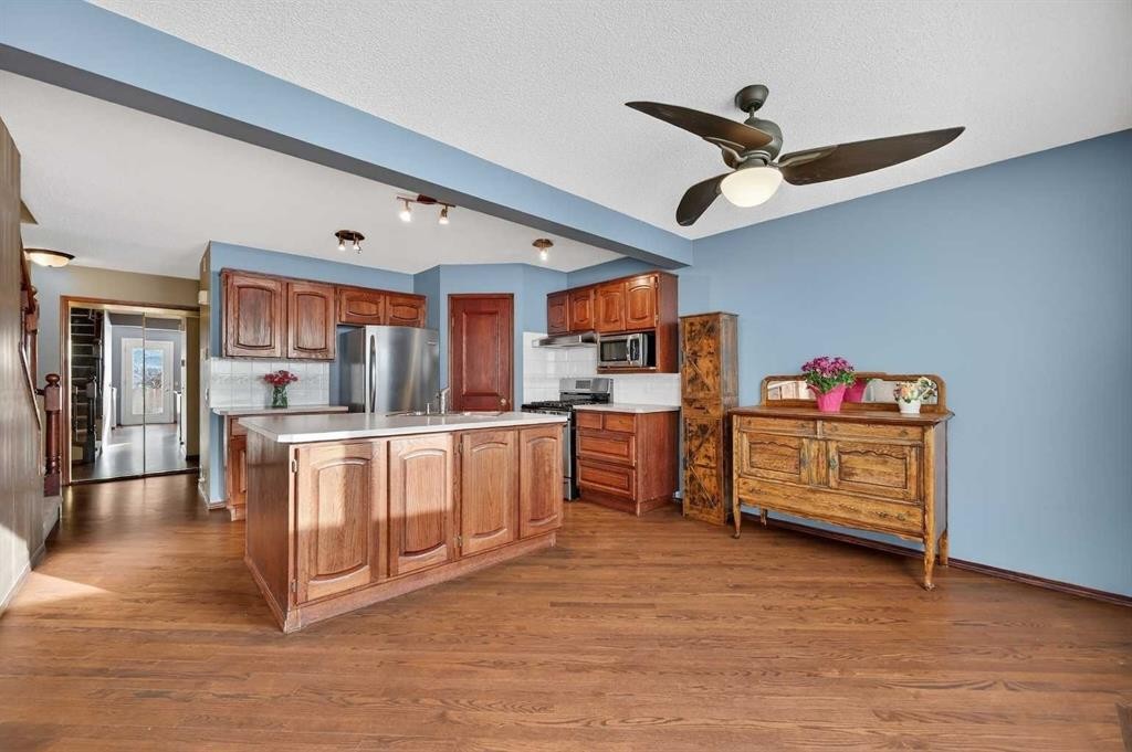 52 Riverwood Circle Se, Calgary, AB - Indoor Photo Showing Kitchen