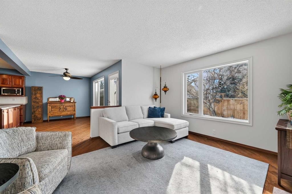 52 Riverwood Circle Se, Calgary, AB - Indoor Photo Showing Living Room