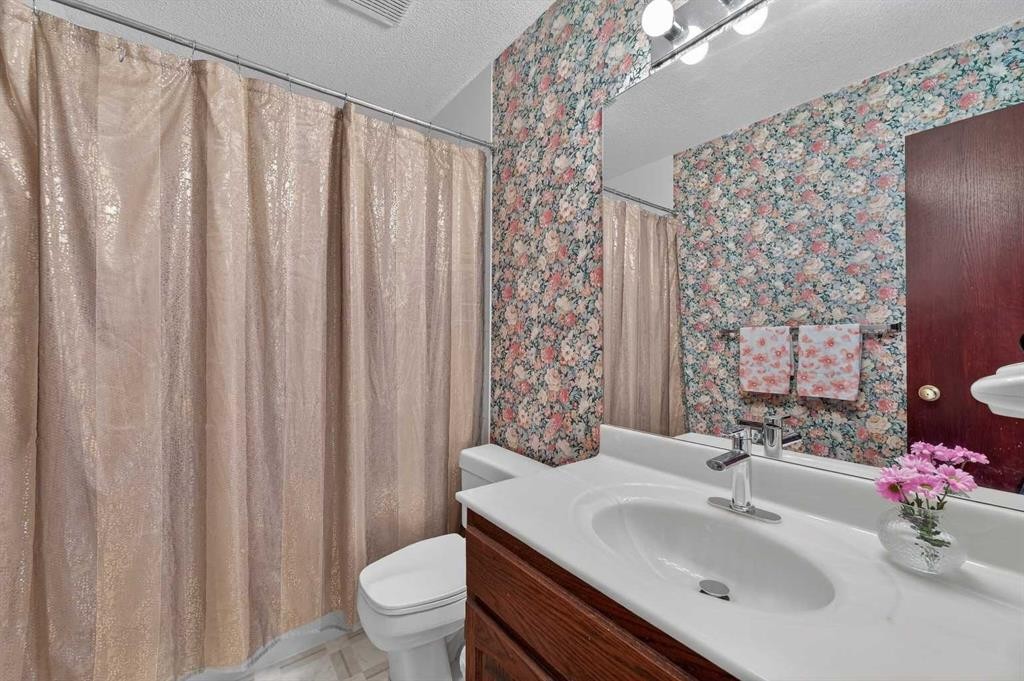 52 Riverwood Circle Se, Calgary, AB - Indoor Photo Showing Bathroom