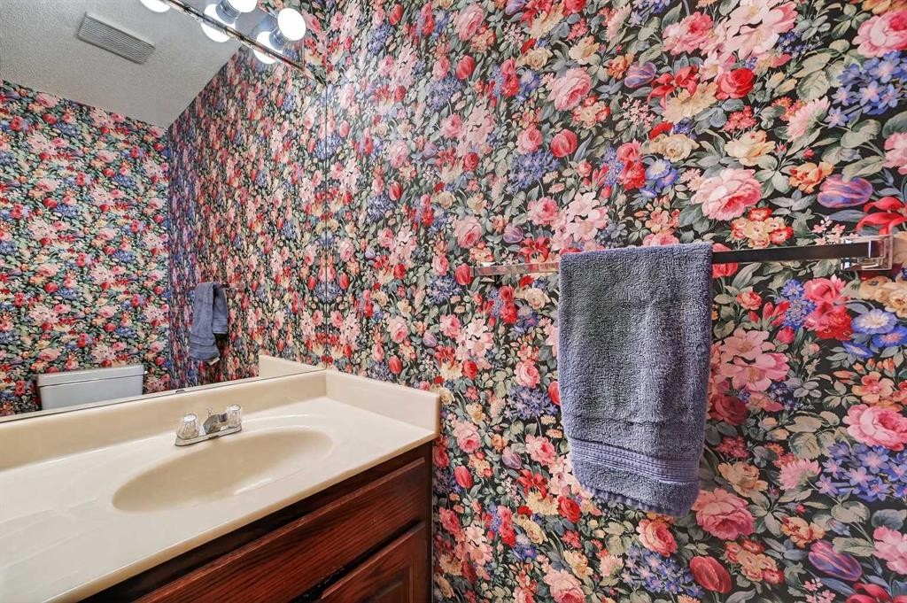 52 Riverwood Circle Se, Calgary, AB - Indoor Photo Showing Bathroom