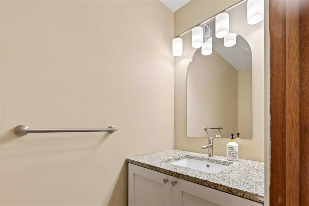 84 Rivergreen Crescent Se, Calgary, AB - Indoor Photo Showing Bathroom