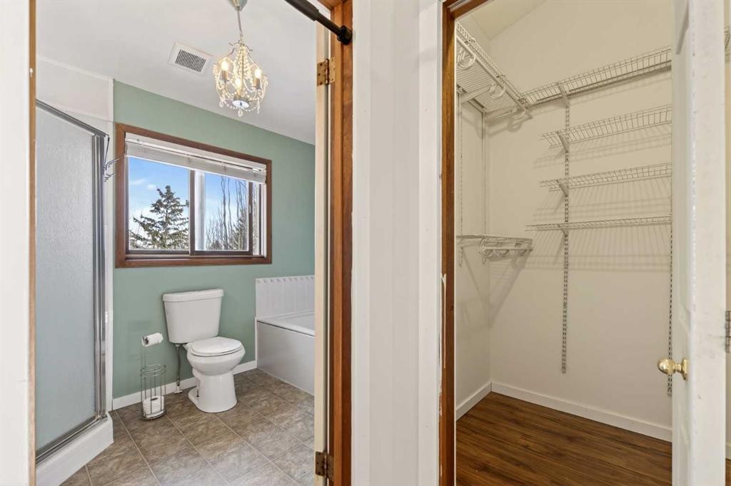 84 Rivergreen Crescent Se, Calgary, AB - Indoor Photo Showing Bathroom