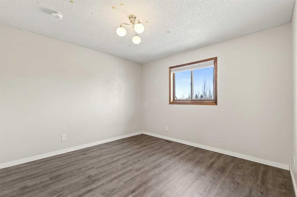 84 Rivergreen Crescent Se, Calgary, AB - Indoor Photo Showing Other Room