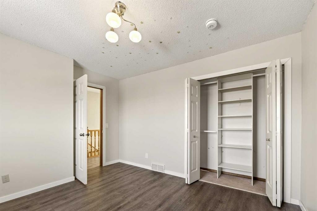84 Rivergreen Crescent Se, Calgary, AB - Indoor Photo Showing Other Room