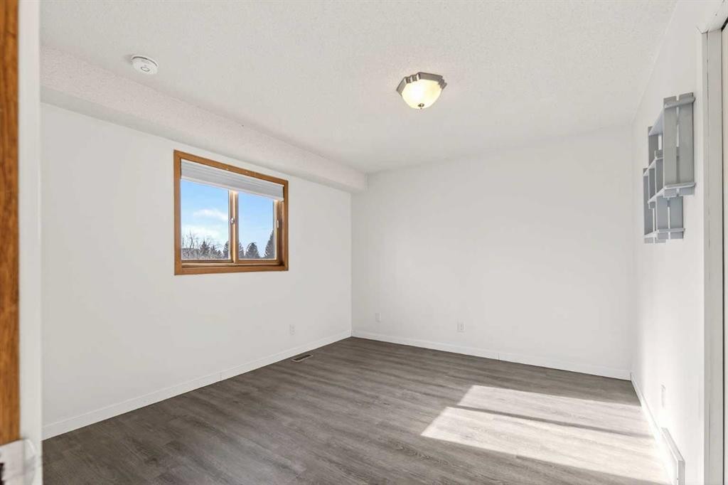 84 Rivergreen Crescent Se, Calgary, AB - Indoor Photo Showing Other Room