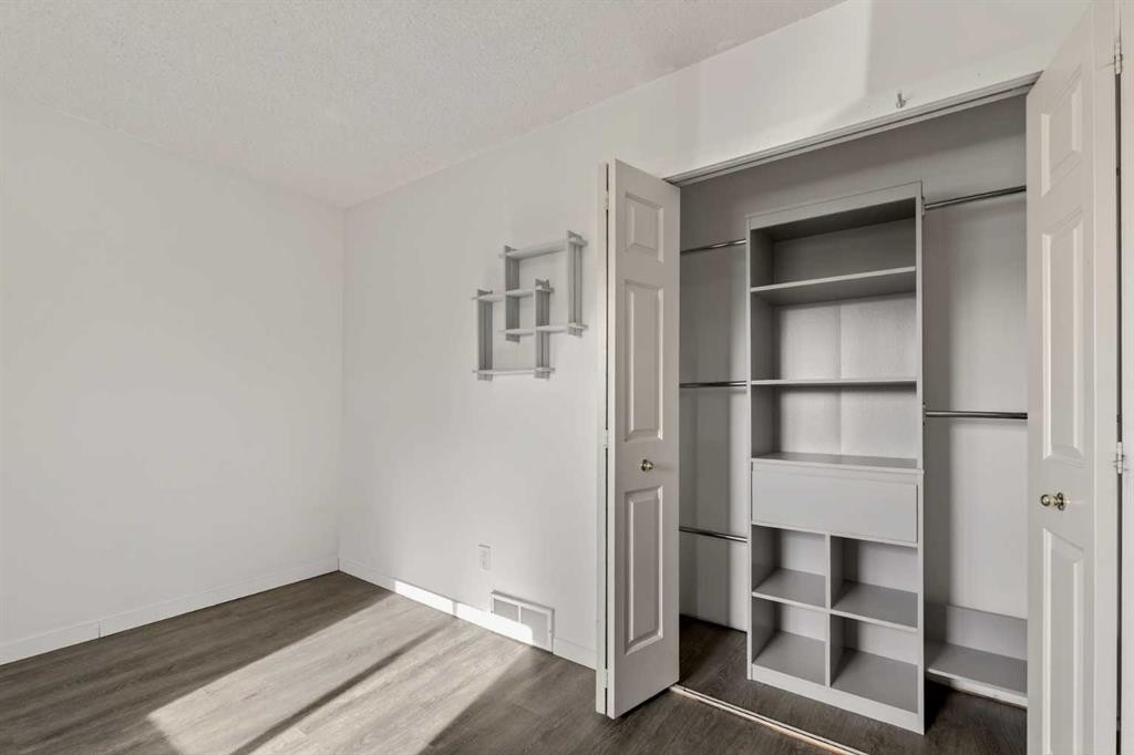 84 Rivergreen Crescent Se, Calgary, AB - Indoor Photo Showing Other Room