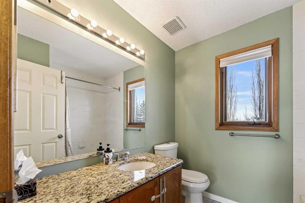 84 Rivergreen Crescent Se, Calgary, AB - Indoor Photo Showing Bathroom
