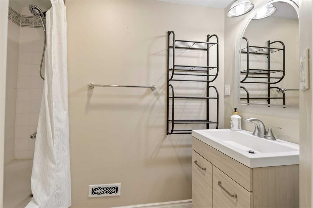 84 Rivergreen Crescent Se, Calgary, AB - Indoor Photo Showing Bathroom