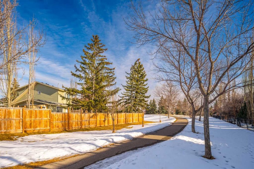 84 Rivergreen Crescent Se, Calgary, AB - Outdoor