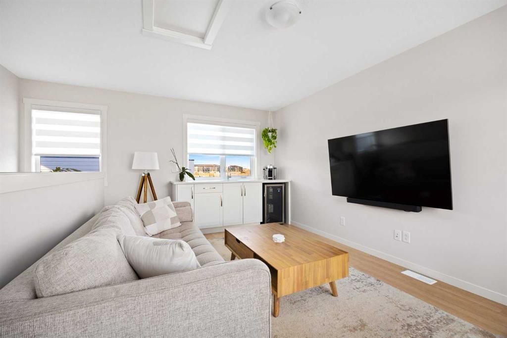403-474 Seton Circle Se, Calgary, AB - Indoor Photo Showing Living Room