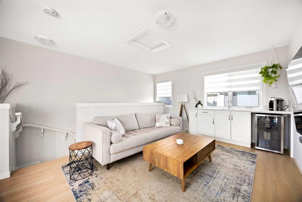 403-474 Seton Circle Se, Calgary, AB - Indoor Photo Showing Living Room