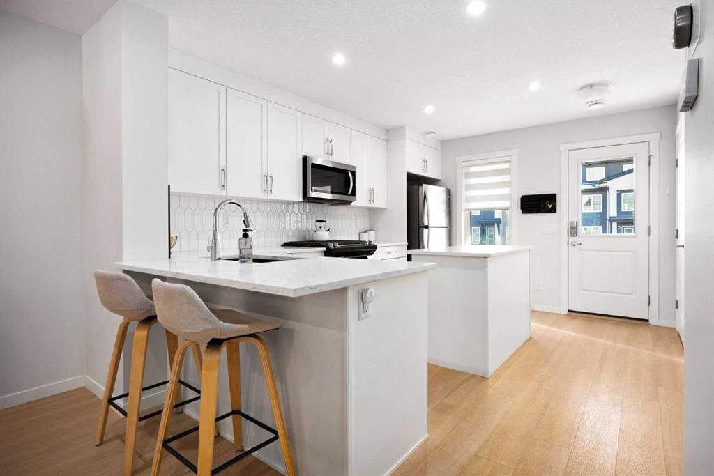 403-474 Seton Circle Se, Calgary, AB - Indoor Photo Showing Kitchen With Upgraded Kitchen