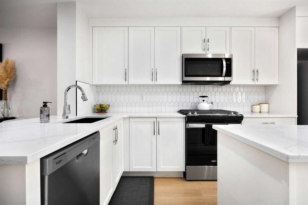 403-474 Seton Circle Se, Calgary, AB - Indoor Photo Showing Kitchen With Upgraded Kitchen