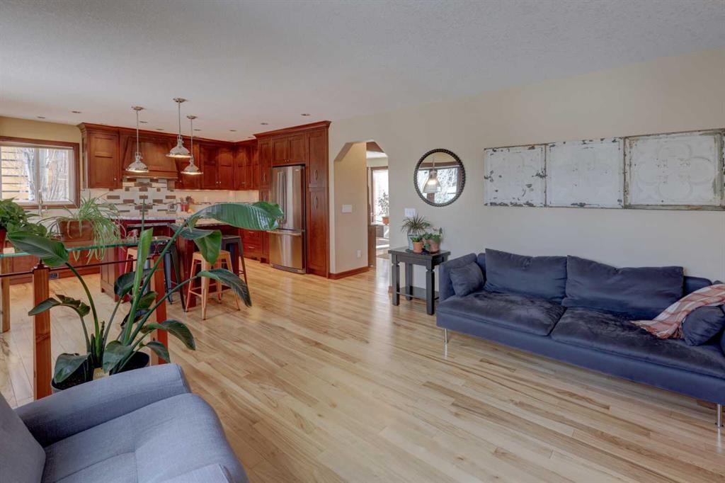 66 Scimitar Point Nw, Calgary, AB - Indoor Photo Showing Living Room
