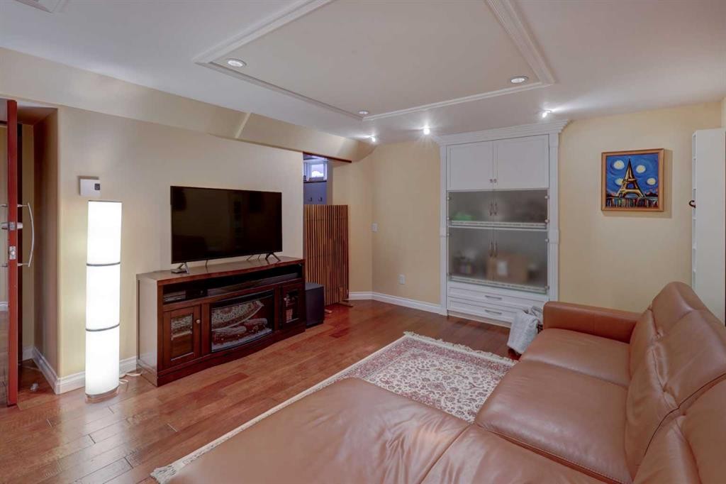 66 Scimitar Point Nw, Calgary, AB - Indoor Photo Showing Living Room