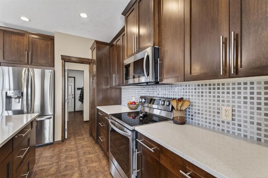 3 Pantego Avenue Nw, Calgary, AB - Indoor Photo Showing Kitchen With Stainless Steel Kitchen With Upgraded Kitchen
